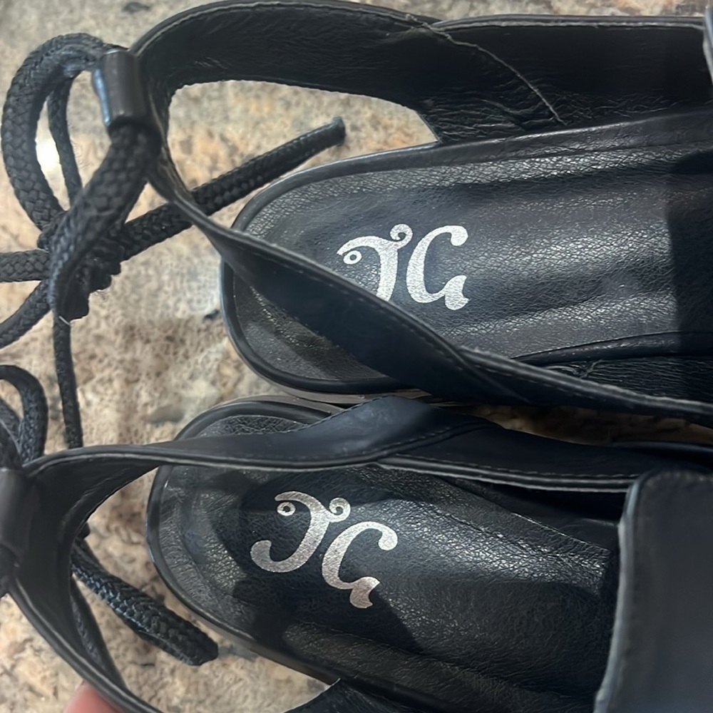 Black Sandals with Open-Toe Design - Picture 4 of 6